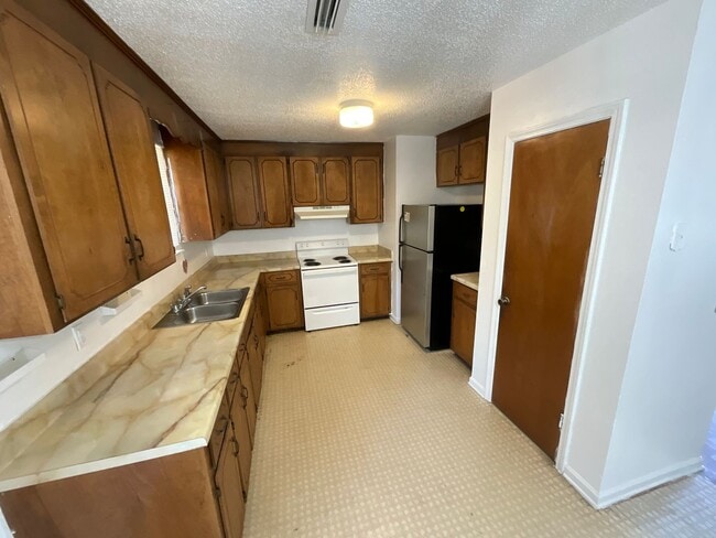 Building Photo - Spacious Brick 3/1 in Marianna in Quiet Cul-de-Sac