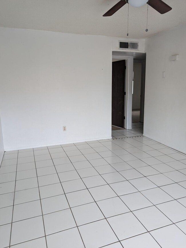 Building Photo - 1015 E Halcyon Rd