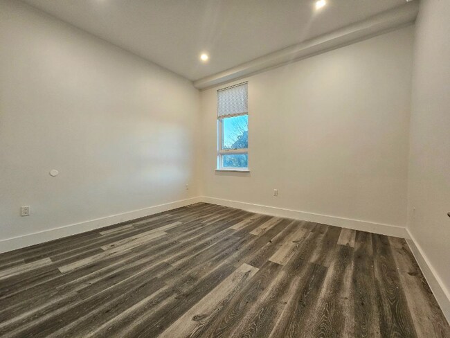 Building Photo - 716 Park Ave