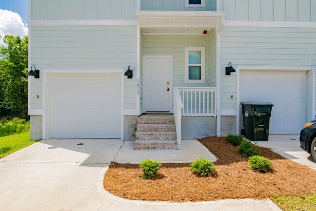 Building Photo - Modern Townhome with Community Pool