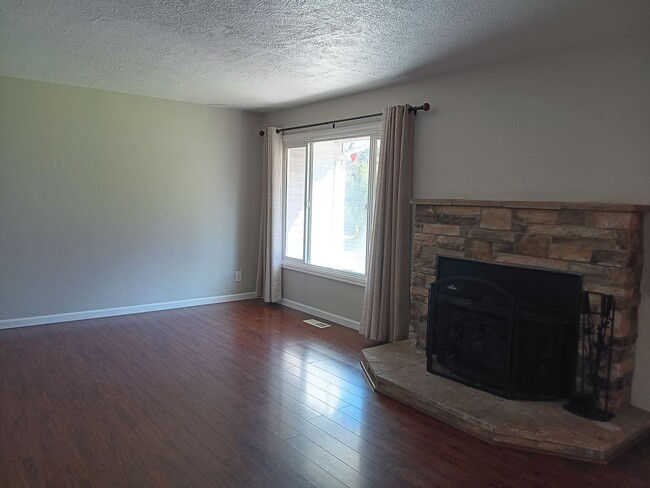 Foto del edificio - Great House in Keizer Oregon is Available!