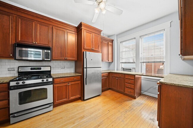 Building Photo - 1441 W Waveland Ave