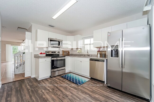 Building Photo - 3076 Sunset Ln