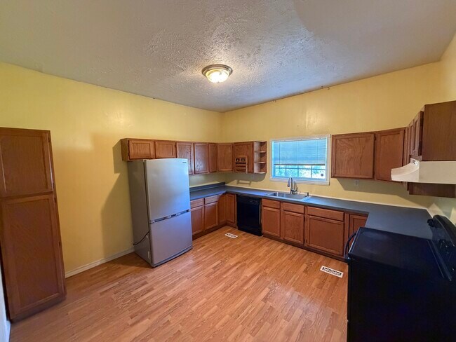 Building Photo - 1606 N Elm St