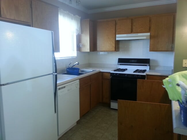 Building Photo - 2 Bed - 1.5 bath - Townhouse Living