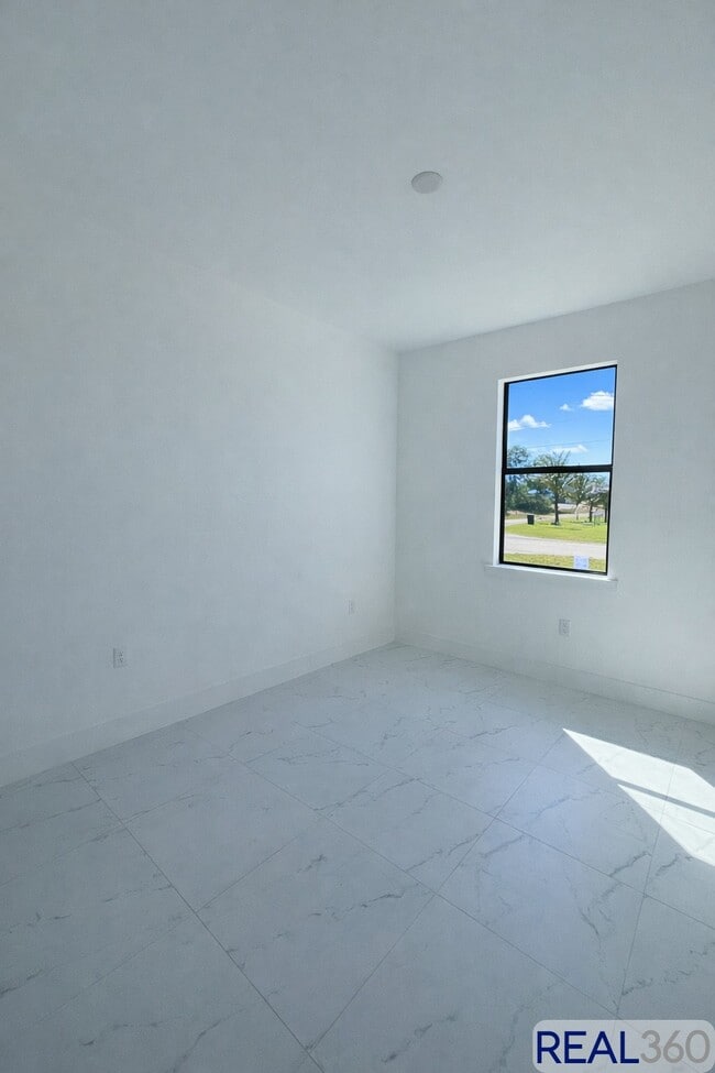 Foto del edificio - 1045-1047 Jaguar Blvd