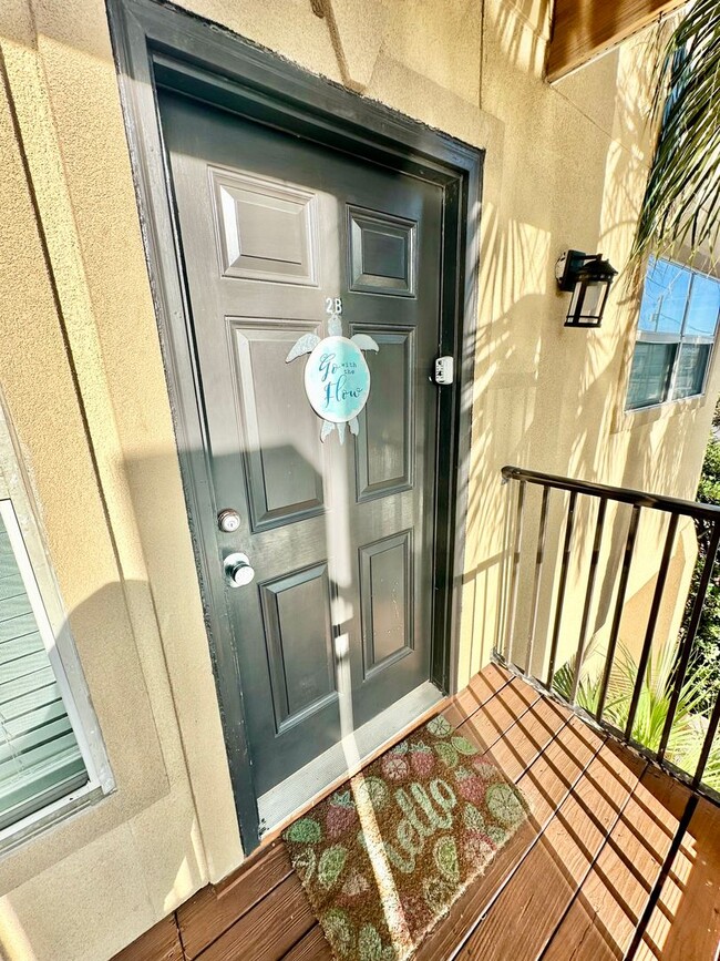 Foto del edificio - Furnished 2 bedroom condo 1 block from the beach w/ community pool!