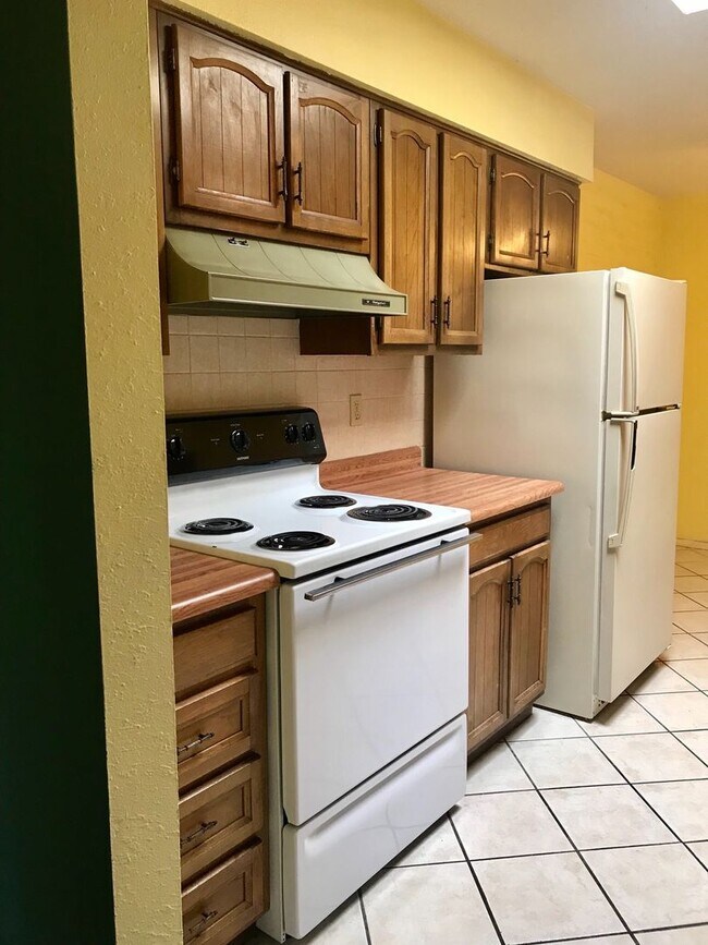Building Photo - Cute Townhouse, Great Location off Telshor!