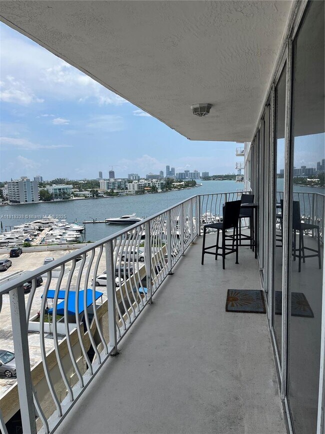 Foto del edificio - 7601 E Treasure Dr