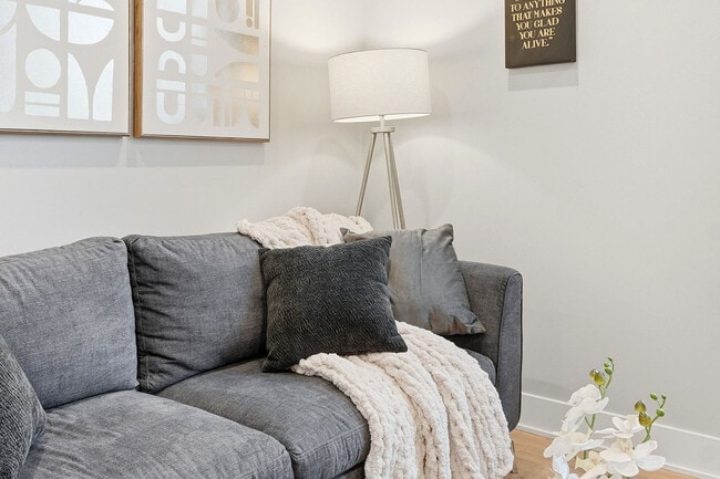 Building Photo - 6044 N Winthrop Ave