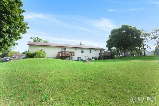 Building Photo - Quality 3 bed/2 bath With HUGE Backyard!