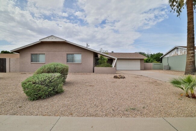 Building Photo - Charming three-bedroom and two-bathroom wi...