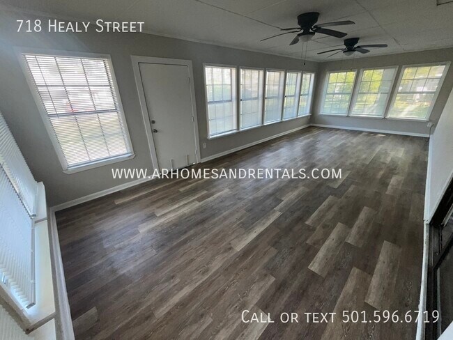 Foto del edificio - 718 Healy Street | $1195 | 5 beds, 2 full ...