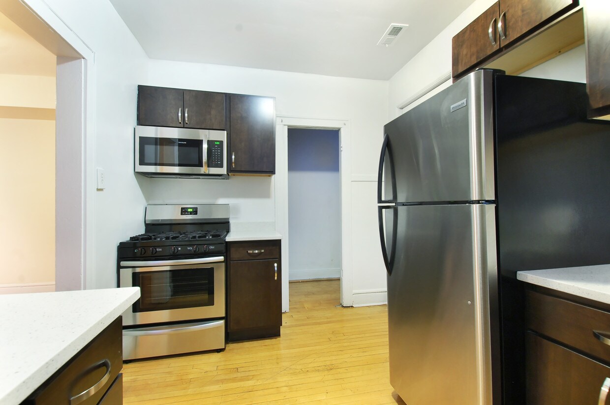 Primary Photo - 5207 W Belmont Ave