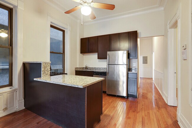 Building Photo - 2050 W North Ave