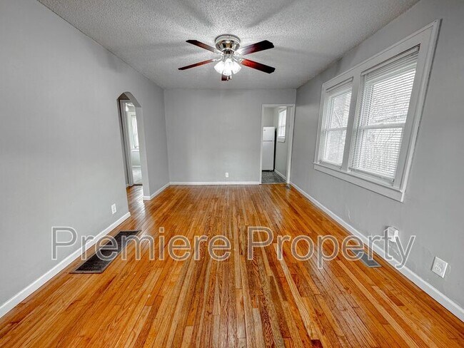 Building Photo - 805 S Pope Ave