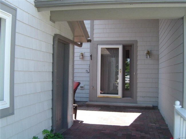Building Photo - 348 Summerhaven Dr N