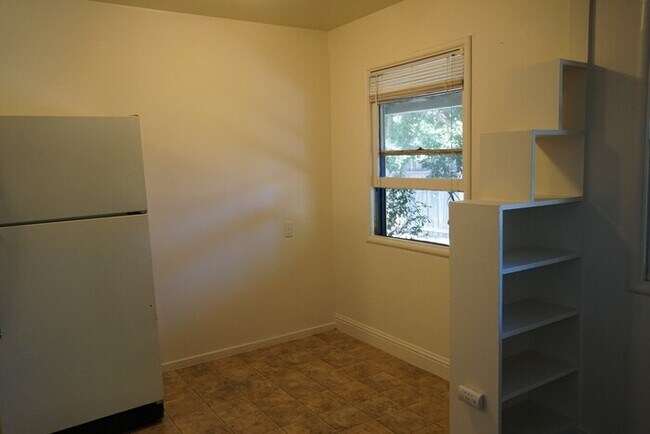 Building Photo - 1806 Iris Ave