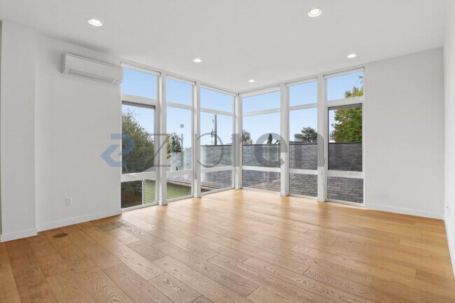 Building Photo - Unit A