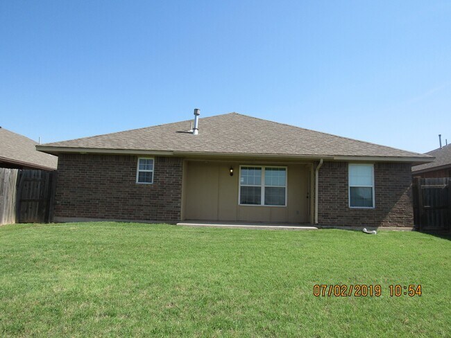 Foto del edificio - Beautiful home located in the Waterstone area! NO PETS!