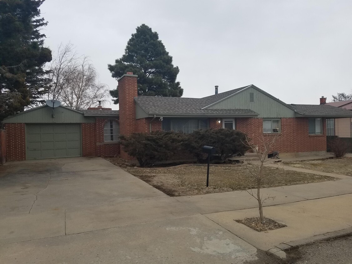 Primary Photo - 211 E White Ave