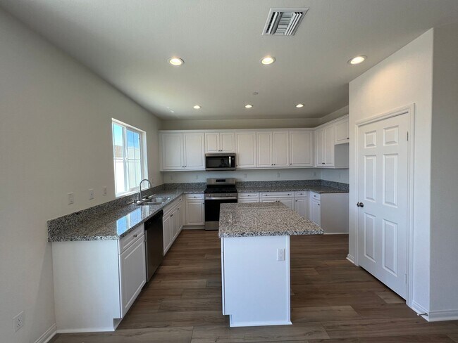 Foto del edificio - Newer 2022-Built, 4BR Home with Solar, Loft, Downstairs Bedroom, and Backyard