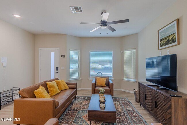 Foto del edificio - 360 Hector Porras Dr