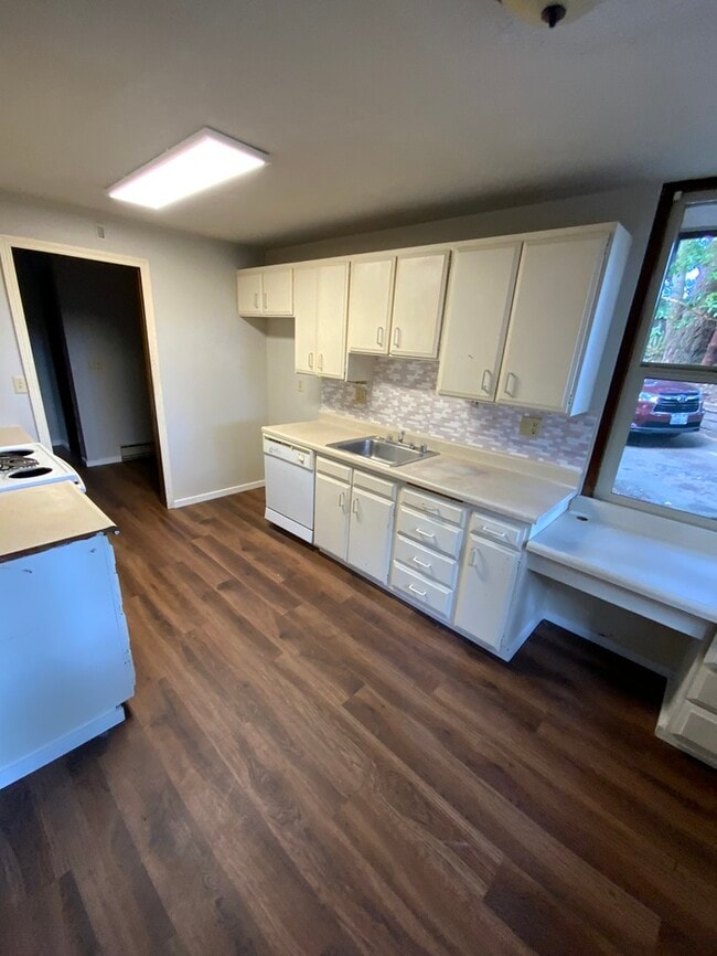 Building Photo - N Tacoma Town home 2bdr 1.5 bath 2 car car...