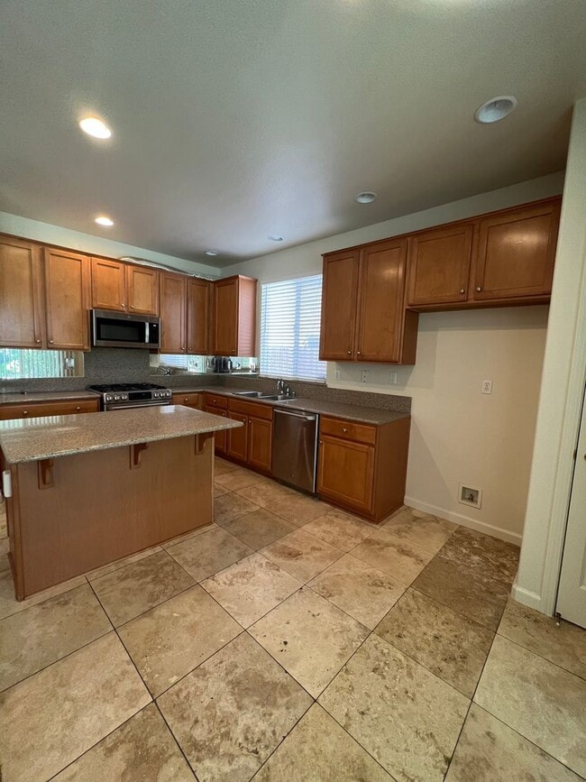 Building Photo - Spacious 4 bedroom 2.5 Bathroom Gold River...