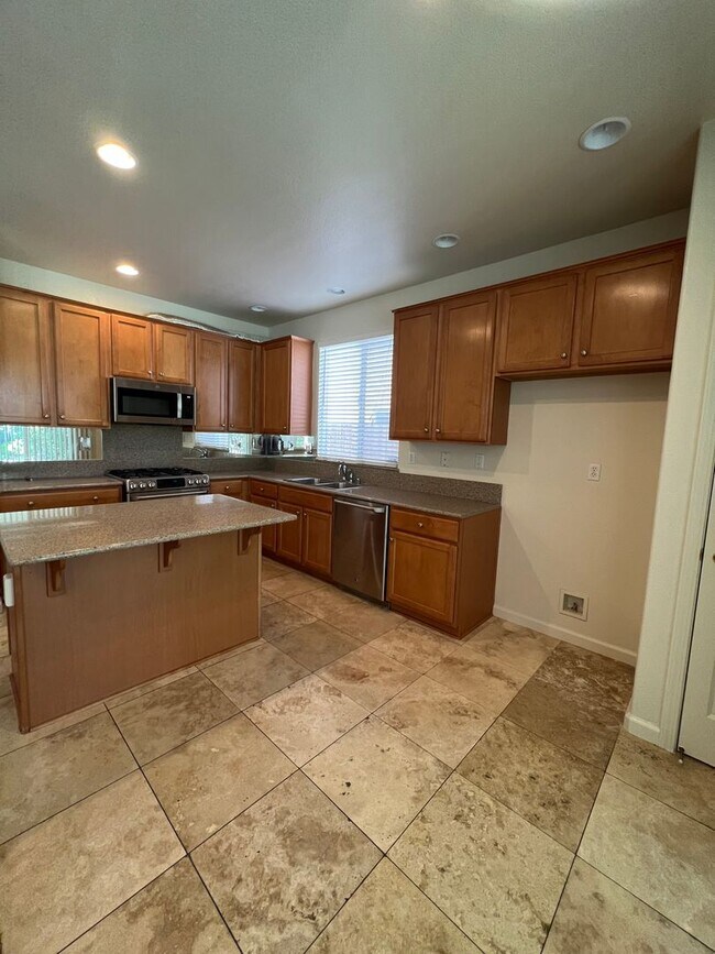 Foto del edificio - Spacious 4 bedroom 2.5 Bathroom Gold River...