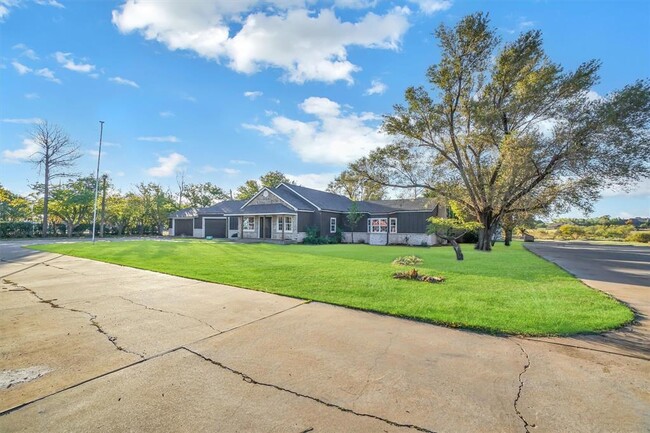 Building Photo - 808 E Tamarack Rd