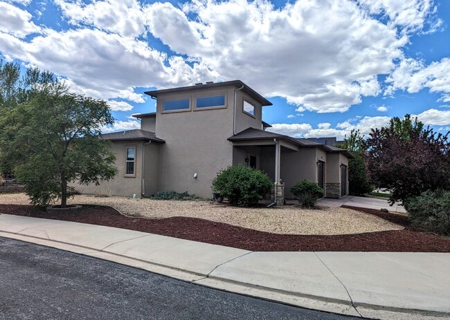 Building Photo - 2979 Fairway View Dr
