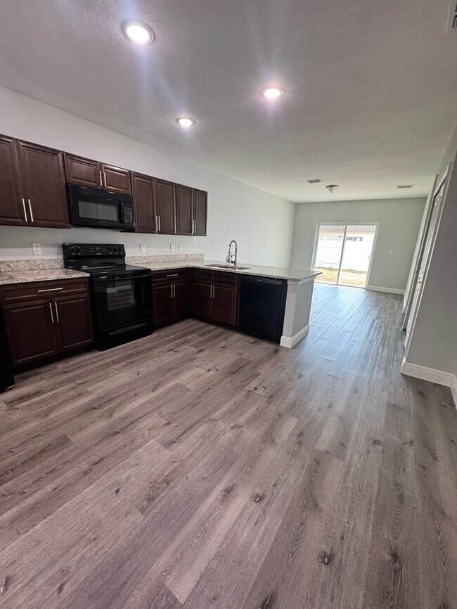 Foto del edificio - 3/2 ready to move in