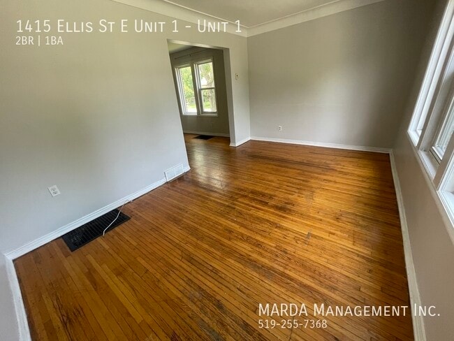Photo du bâtiment - SPACIOUS 2BED/1BATH MAIN FLOOR UNIT IN WAL...