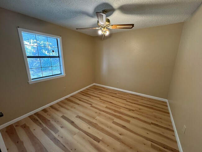 Foto del edificio - Partial Utilities Included • 2 Bed/ 1 Bath...