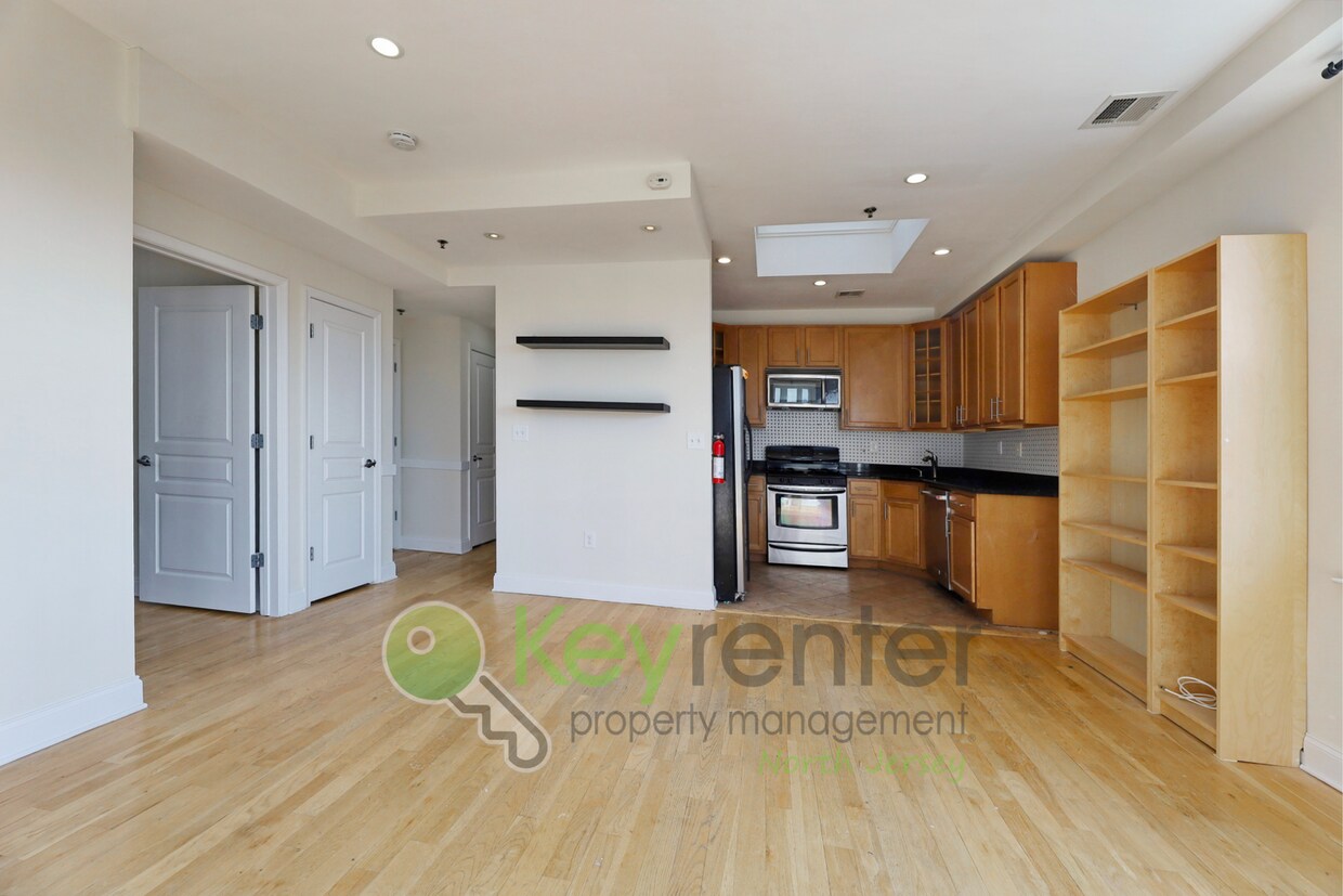 Foto principal - Top-Floor 2BR/2BA Condo with NYC Views + P...