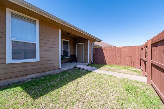 Foto del edificio - 15201 Hazy Meadow Ct