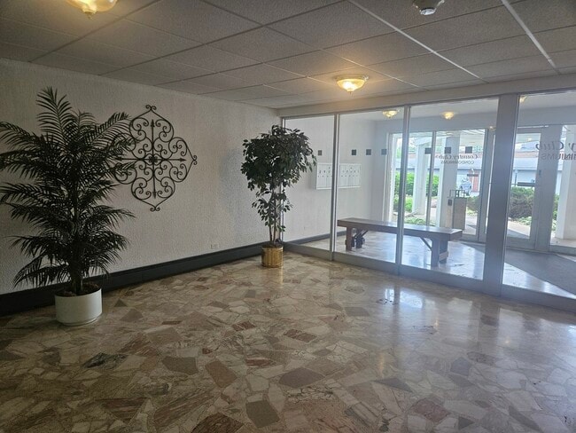 Building Photo - 25 E Palatine Rd