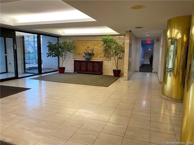 Foto del edificio - 60 Strawberry Hill Ave