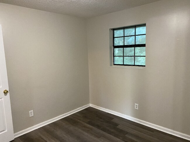 Building Photo - 2558 Green Oaks Ct SE