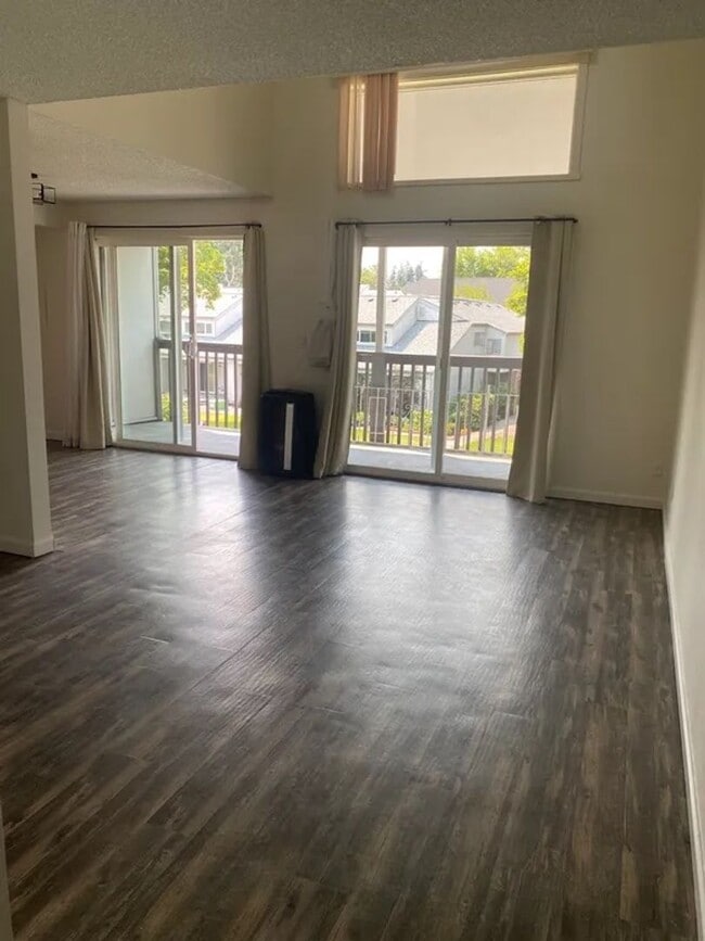 Building Photo - Charming & Cozy Condo