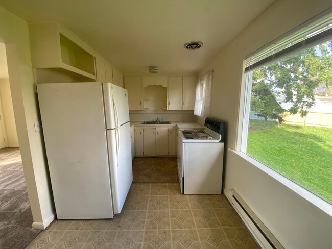 Building Photo - Comfortable 2 Bedroom 1 Bathroom Home with...