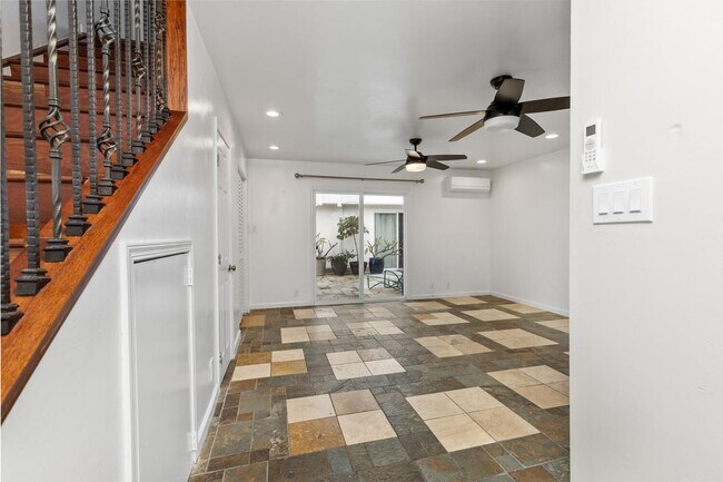 Building Photo - Coastal Living - One Block from the Ocean!