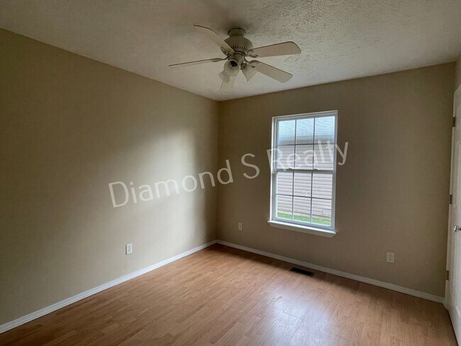 Foto del edificio - 3 Bedroom Duplex Available!