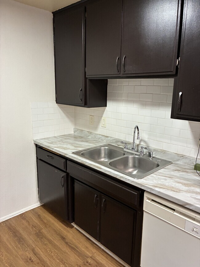 Cocina - 457 W Lexington Dr