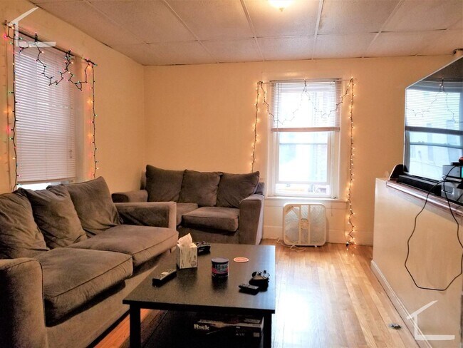 Building Photo - 9/1/25 Northeastern 4BR/2BA w/heat included!