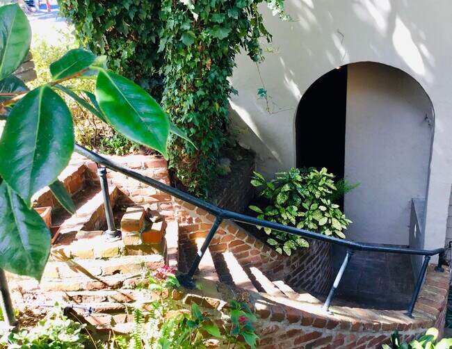 Garden Entrance - 101 Graystone Ter
