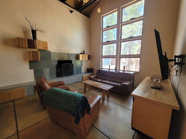 Foto del edificio - Custom Home Steps From Big Bear Lake