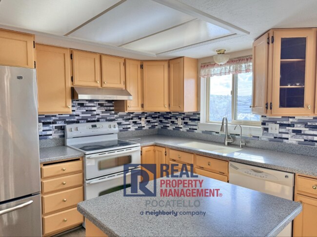 Foto del edificio - 4 bed 3 bath home - 2 car garage - pet friendly