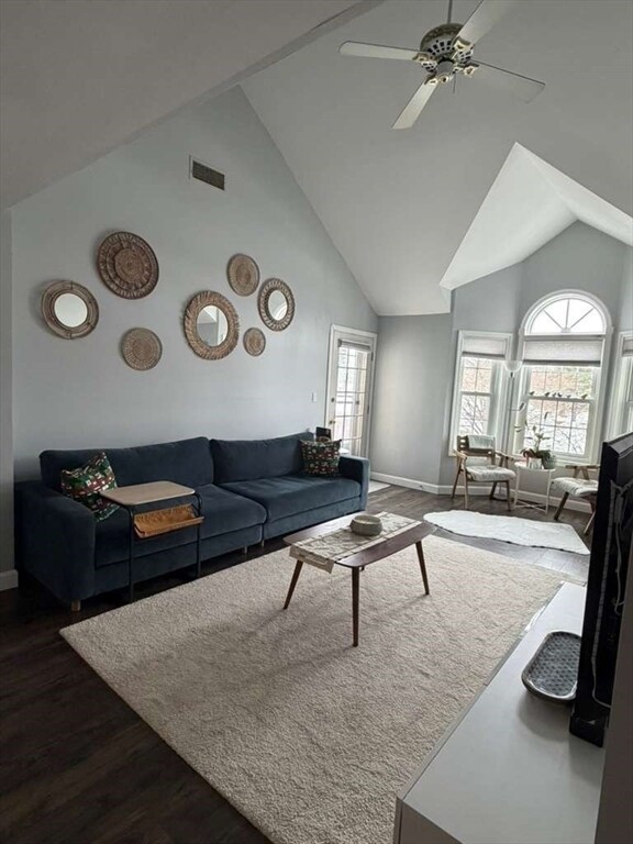 Foto del edificio - 212 Carriage Ln